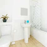 Casa de Férias Spacious Group House For Medical Staff, Contractors & Families - Ensuites, Parking & Netflix By Dreamypads *