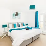 Spacious Group House For Medical Staff, Contractors & Families - Ensuites, Parking & Netflix By Dreamypads Casa de Férias Bristol