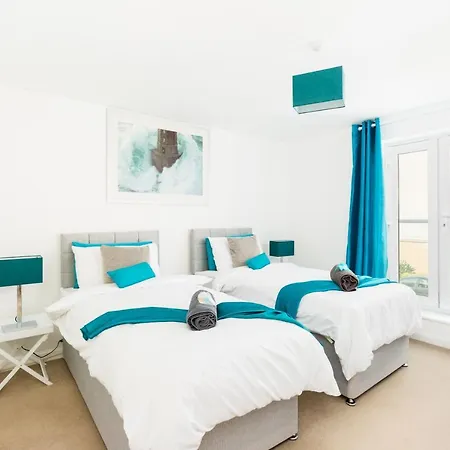 Spacious Group House For Medical Staff, Contractors & Families - Ensuites, Parking & Netflix By Dreamypads Holiday home