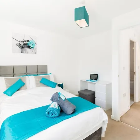 Spacious Group House For Medical Staff, Contractors & Families - Ensuites, Parking & Netflix By Dreamypads Holiday home *
