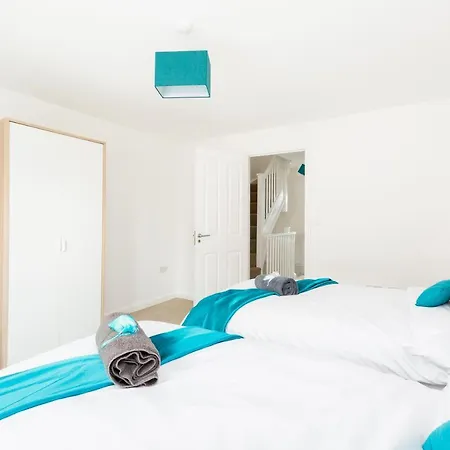 Spacious Group House For Medical Staff, Contractors & Families - Ensuites, Parking & Netflix By Dreamypads Holiday home *