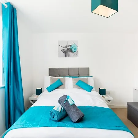 Spacious Group House For Medical Staff, Contractors & Families - Ensuites & Parking By Dreamypads Bristol