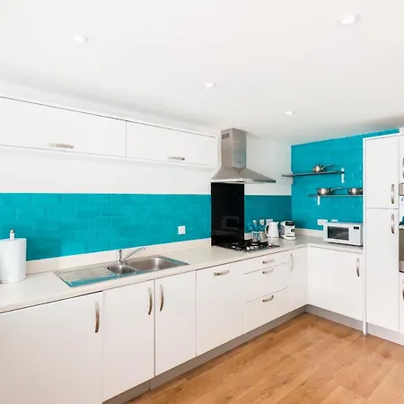 Holiday home Spacious Group House For Medical Staff, Contractors & Families - Ensuites, Parking & Netflix By Dreamypads