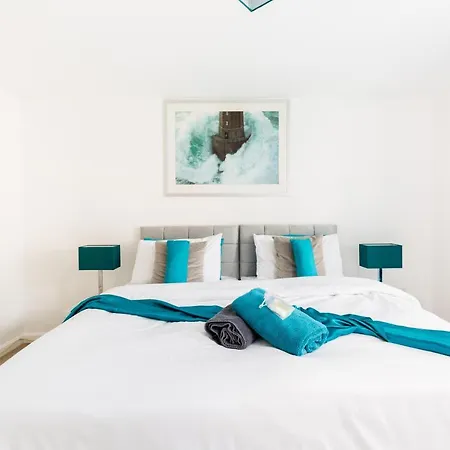 Spacious Group House For Medical Staff, Contractors & Families - Ensuites, Parking & Netflix By Dreamypads