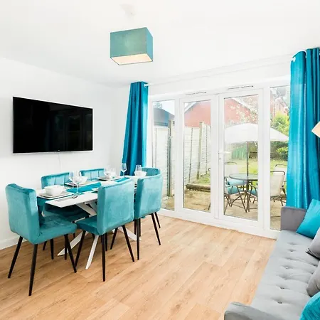 Holiday home Spacious Group House For Medical Staff, Contractors & Families - Ensuites, Parking & Netflix By Dreamypads *