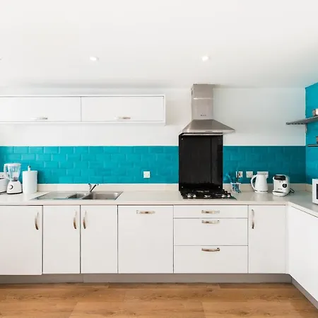 Spacious Group House For Medical Staff, Contractors & Families - Ensuites, Parking & Netflix By Dreamypads