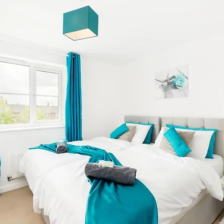 Holiday home Spacious Group House For Medical Staff, Contractors & Families - Ensuites, Parking & Netflix By Dreamypads *