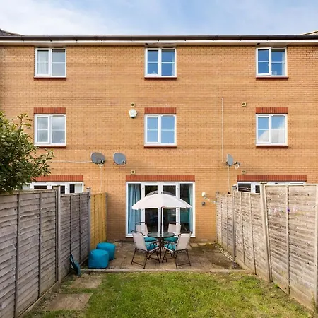 Spacious Group House For Medical Staff, Contractors & Families - Ensuites & Parking By Dreamypads