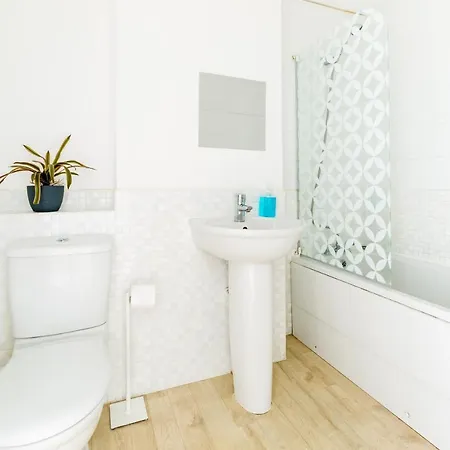Feriehus Spacious Group House For Medical Staff, Contractors & Families - Ensuites, Parking & Netflix By Dreamypads *