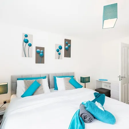 Spacious Group House For Medical Staff, Contractors & Families - Ensuites, Parking & Netflix By Dreamypads Holiday home