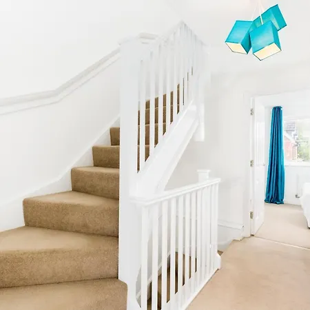 Spacious Group House For Medical Staff, Contractors & Families - Ensuites, Parking & Netflix By Dreamypads Holiday home