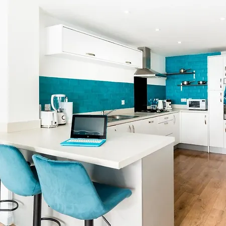 Holiday home Spacious Group House For Medical Staff, Contractors & Families - Ensuites, Parking & Netflix By Dreamypads *