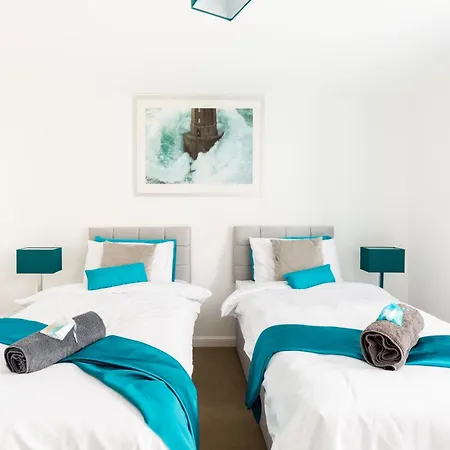 Spacious Group House For Medical Staff, Contractors & Families - Ensuites & Parking By Dreamypads