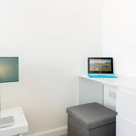 Spacious Group House For Medical Staff, Contractors & Families - Ensuites, Parking & Netflix By Dreamypads Holiday home