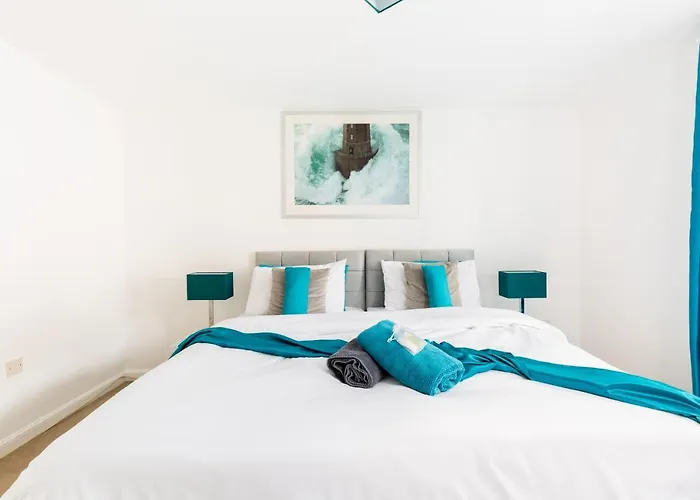 Spacious Group House For Medical Staff, Contractors & Families - Ensuites, Parking & Netflix By Dreamypads