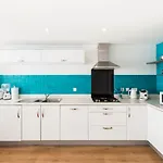 Spacious Group House For Medical Staff, Contractors & Families - Ensuites, Parking & Netflix By Dreamypads