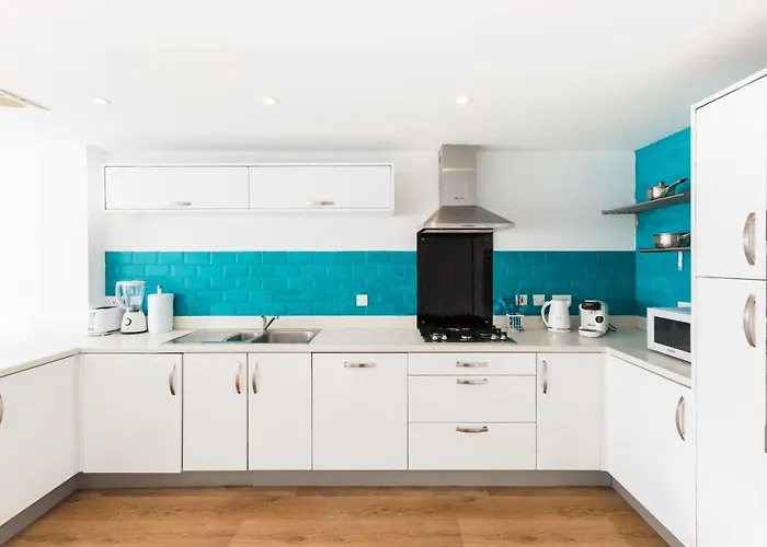 Spacious Group House For Medical Staff, Contractors & Families - Ensuites, Parking & Netflix By Dreamypads