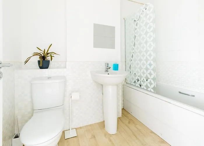 別荘 Spacious Group House For Medical Staff, Contractors & Families - Ensuites, Parking & Netflix By Dreamypads *